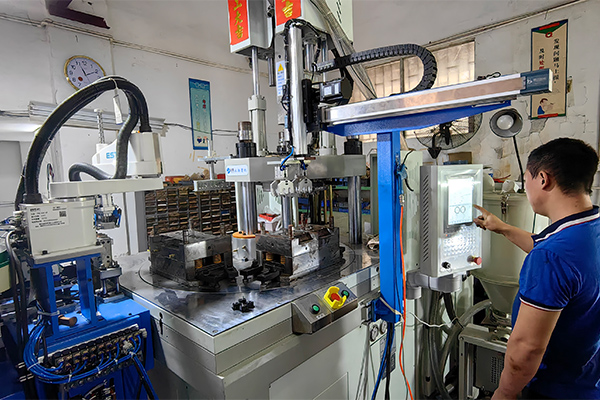 全自动立式注塑机